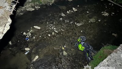На Львівщині 17-річний водій вилетів у річку (ФОТО)