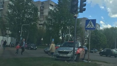 У Львові автомобіль влетів у стовп (ФОТО)