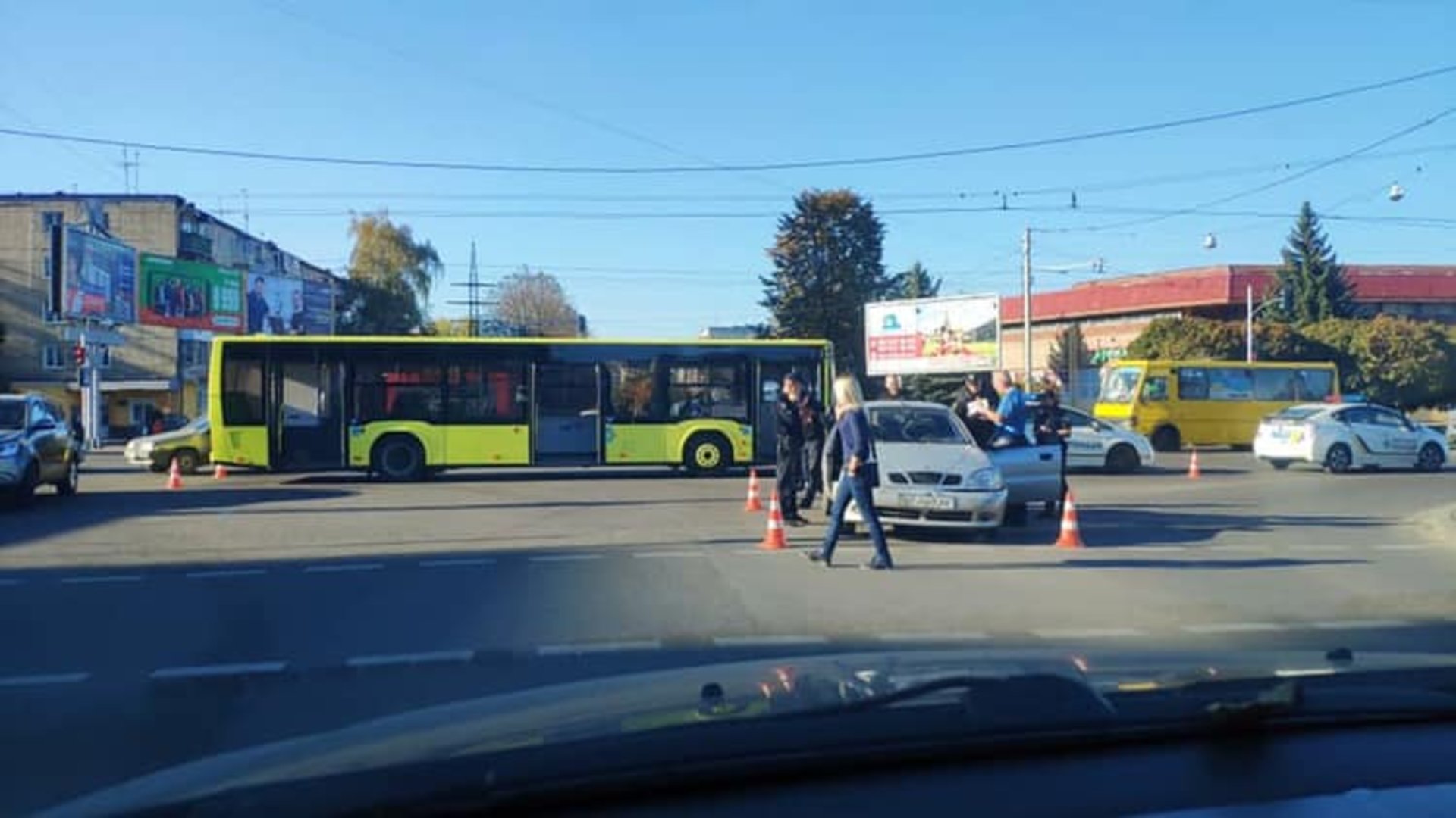 У Львові на Любінській сталась аварія. Фото Варта-1