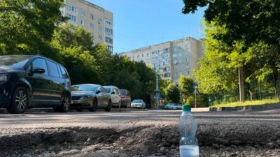 У Львові у ями влазить половина пластикової пляшки (ФОТО)