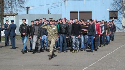 В армію знову призиватимуть із 18 років
