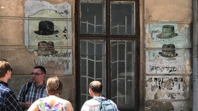 У Львові знищили антикварну рекламу, яка була частиною туристичного маршруту