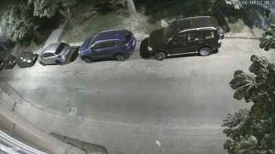 У центрі Львова розшукують чоловіка, який пошкодив автомобілі невідомою речовиною (ВІДЕО)