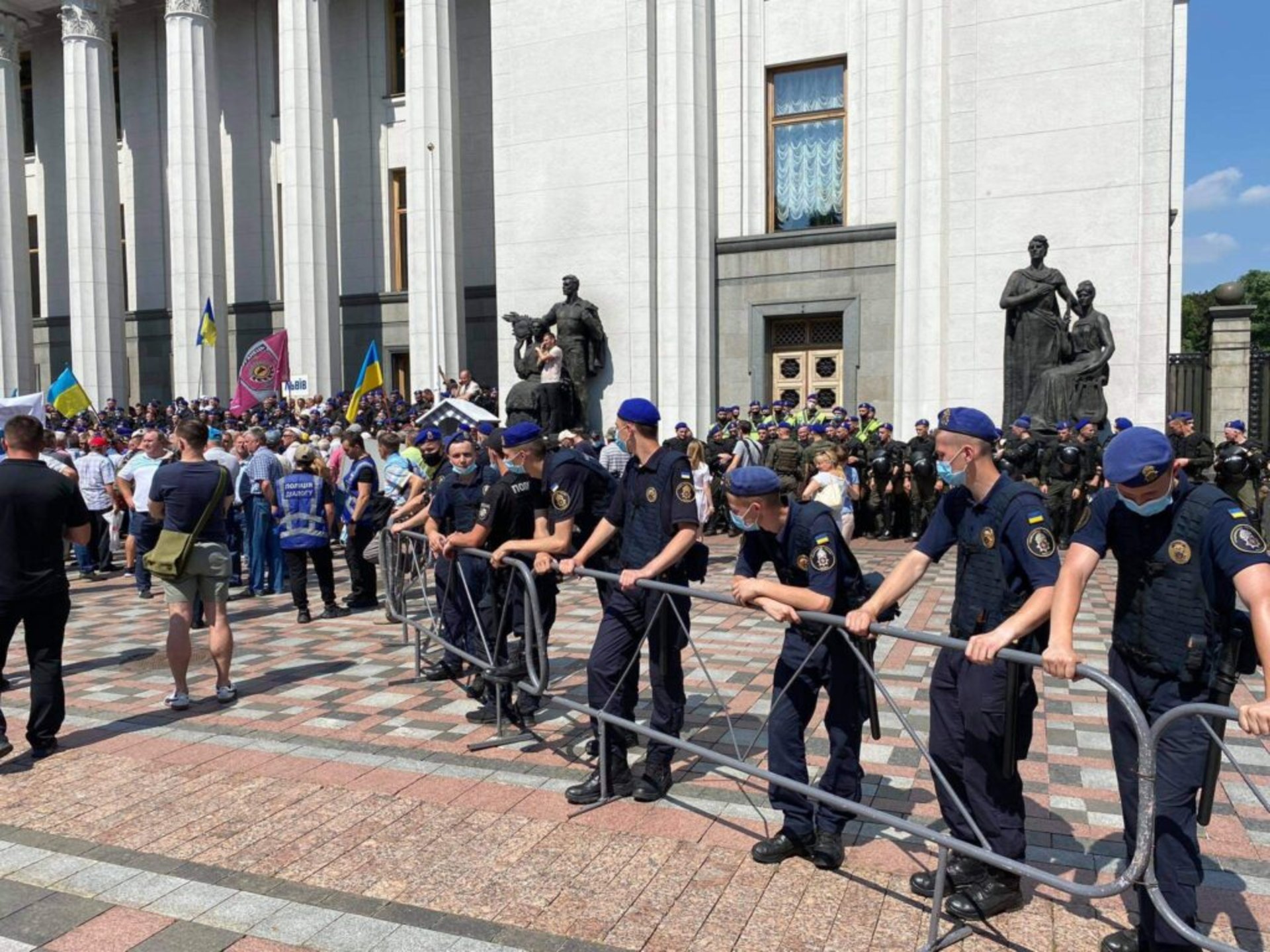 У Києві штурмують Верховну Раду, фото 24 канал