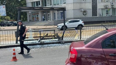 В Одесі авто протаранило зупинку трамвая і перекинулось