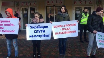 У Львові в Зеленського пожбурили лижі