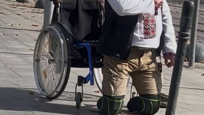 У Львові чоловік з інвалідністю вшановує полеглих захисників