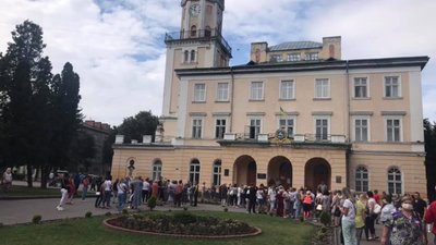 У "червоному" Самборі городяни вийшли на протест проти  посилення карантину (ФОТО)