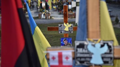 У Львові на могилах українських Героїв розвісили понад 400 ангеликів (ФОТО)