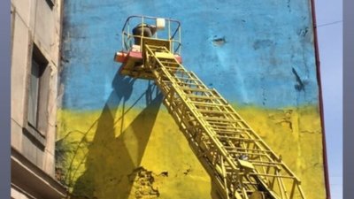 У Львові занедбану стіну будинку пофарбували у кольори українського прапора (ФОТО)