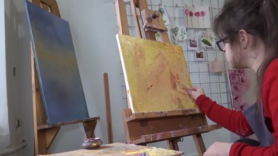 Львів’янка з синдромом Дауна розмальовує хустини для зірок (ВІДЕО)