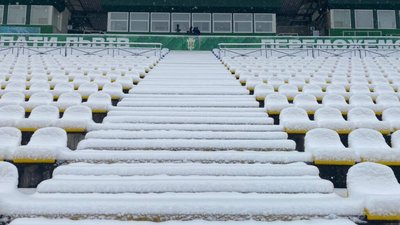 У Львові місця для уболівальників вкрились снігом