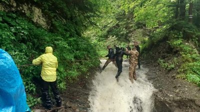 Через повінь у Карпатах застряли десятки туристів (ФОТО)
