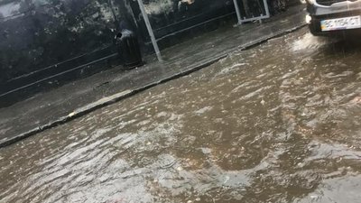 Львів після дощу: короткочасна гроза перетворила вулиці міста на річки
