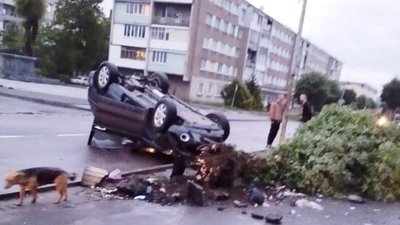 На Львівщині перекинувся автомобіль (ВІДЕО)