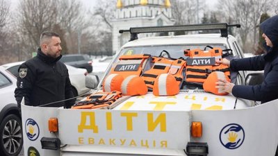 ​​Львівський оборонний кластер передав 500 дитячих евакуаційних комплектів Ювенальній поліції України