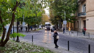 У центрі Львова вантажівка заблокувала рух транспорту (ФОТО)
