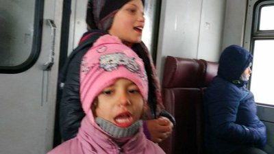 Як у Львові попри сильний сніг і мороз на вулицях працюють діти-жебраки (ФОТО)