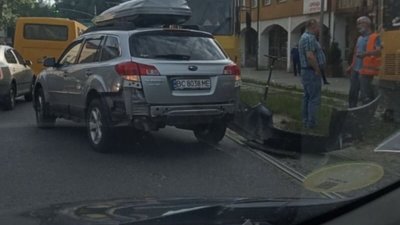 У Львові трамвай протаранив автомобіль (ВІДЕО)