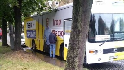 У Львові "підмочили" автобус Васюника (ФОТО)