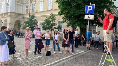 У Львові на площі Ринок читатимуть патріотичні вірші з драбини, щоб підтримати ЗСУ