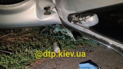 Біля Києва автомобіль з 10 особами перекинувся на дах, двоє загиблих (ФОТО, ВІДЕО)