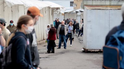 Як львів’яни вишикувались у чергу на ринок (ФОТО)