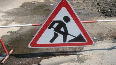 До уваги водіїв: на вул. Щурата, 5−7 ремонтують дорожнє покриття