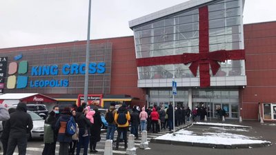 Карантин вихідного дня: у Львові вишикувалась черга до супермаркету (ФОТО)