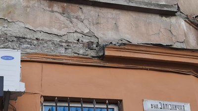 У Львові городяни не можуть помити вікна через аварійний стан фасадів (ФОТО)