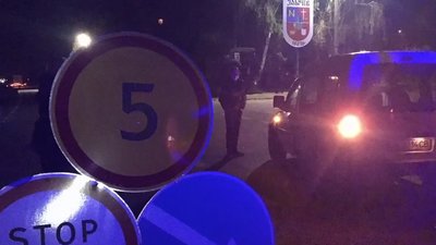 На Золочівщині легковик в'їхав у бетонний блок карантинного КПП (ВІДЕО)