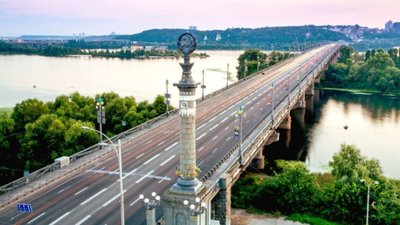 У Києві прорвало трубу на мосту Патона (ВІДЕО)