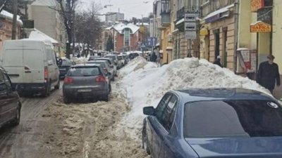 У Львові із вулиці Зеленої водіїв просять прибрати автомобілі (ФОТО)