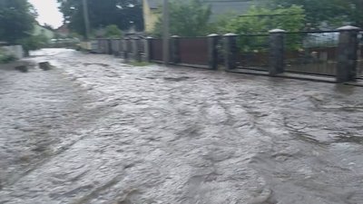 У передмісті Львова вулиці після дощу перетворилися на річки (ВІДЕО)