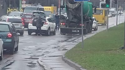 У Львові автомобіль вʼїхав у бетонозмішувач (ВІДЕО)