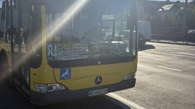 У Львові пасажири не можуть дочекатись маршрутку