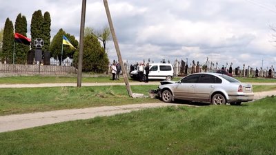 На Бродівщині водій легковика, втікаючи від патрульних, в’їхав у стовп біля кладовища (ВІДЕО)