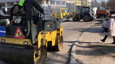 Садовий розпочав освоєння грошей на латаннях ям