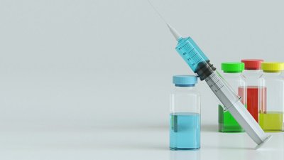 В Україні позачергово вакцинуватимуть депутатів і священників (ВІДЕО)
