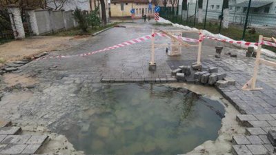 Частина тротуару у Львові затонула