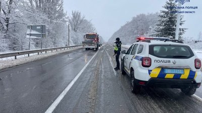 На Львівщині патрульні скеровують прибиральнику техніку