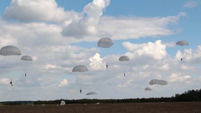 У небі над Львівщиною сотні десантників (ФОТО, ВІДЕО)