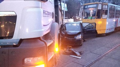 У Львові легковик потрапив у лещата вантажівки і трамваю без гальм (ФОТО)