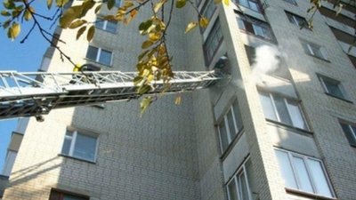 У Трускавці 90-річну бабцю визволяли з власного житла