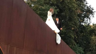У Львові молодята влаштували фотосесію на стелі Пам’яті Героїв Небесної сотні (ФОТО)