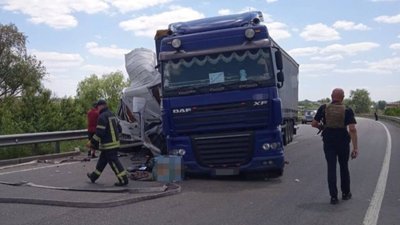 Жахлива аварія під Києвом: вантажівка розірвала навпіл мікроавтобус