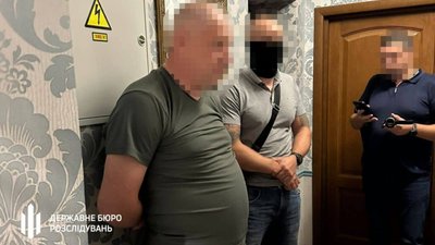 Посадовець Київської МВА за гроші допомагав чоловікам виїхати з України