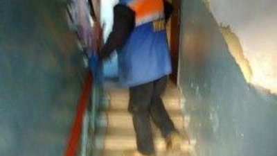 У Львові мешканці змушені самостійно мити під'їзди під час карантину (ФОТО)