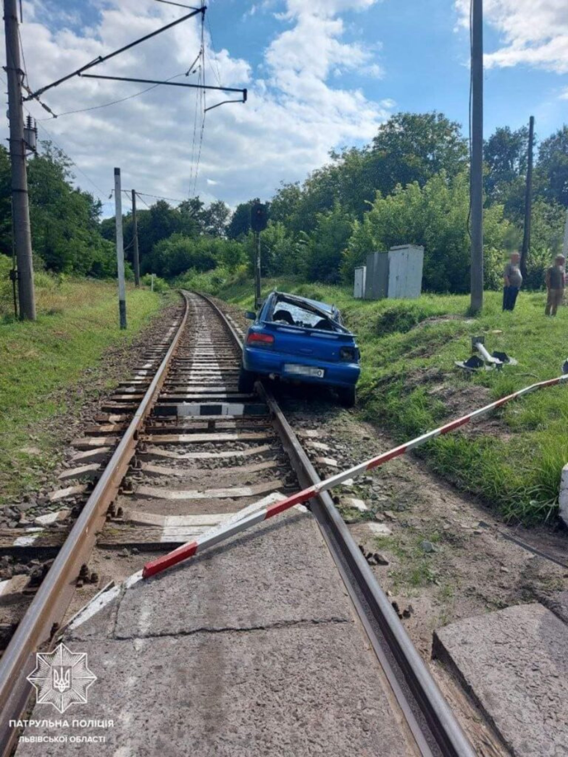 Біля Львова автомобіль вилетів на колію