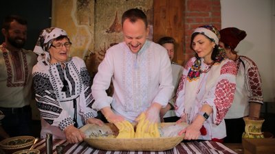 Як на Львівщині випікають паски для Захисників України